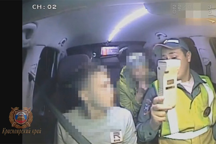 Пьяный подросток пытался скрыться от ДПС и устроил шоу в патрульной машине - видео